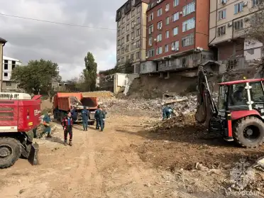 Сотрудники МЧС провели субботник на реке Тарнаирка в Махачкале