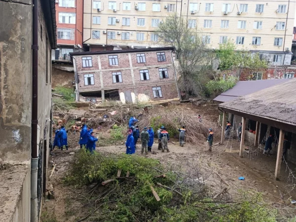 В Махачкале спасатели и добровольцы расчищают русло реки в зоне обрушения жилого дома