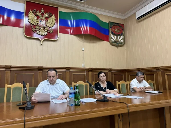 В Каякентском районе провели аппаратное совещание по ключевым вопросам развития муниципалитета