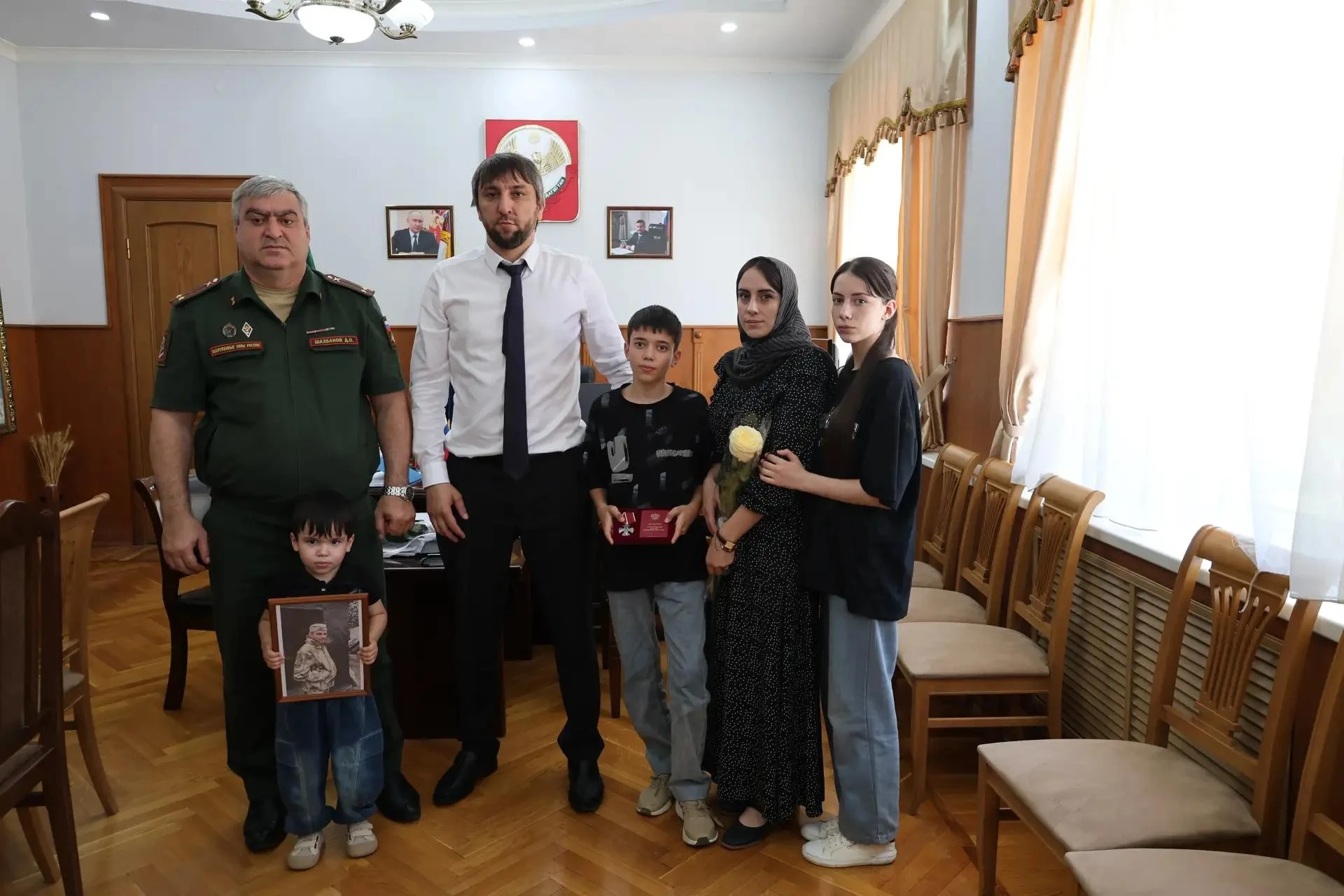 Власти Карабудахкентского района вручили семьям участников СВО госнаграды