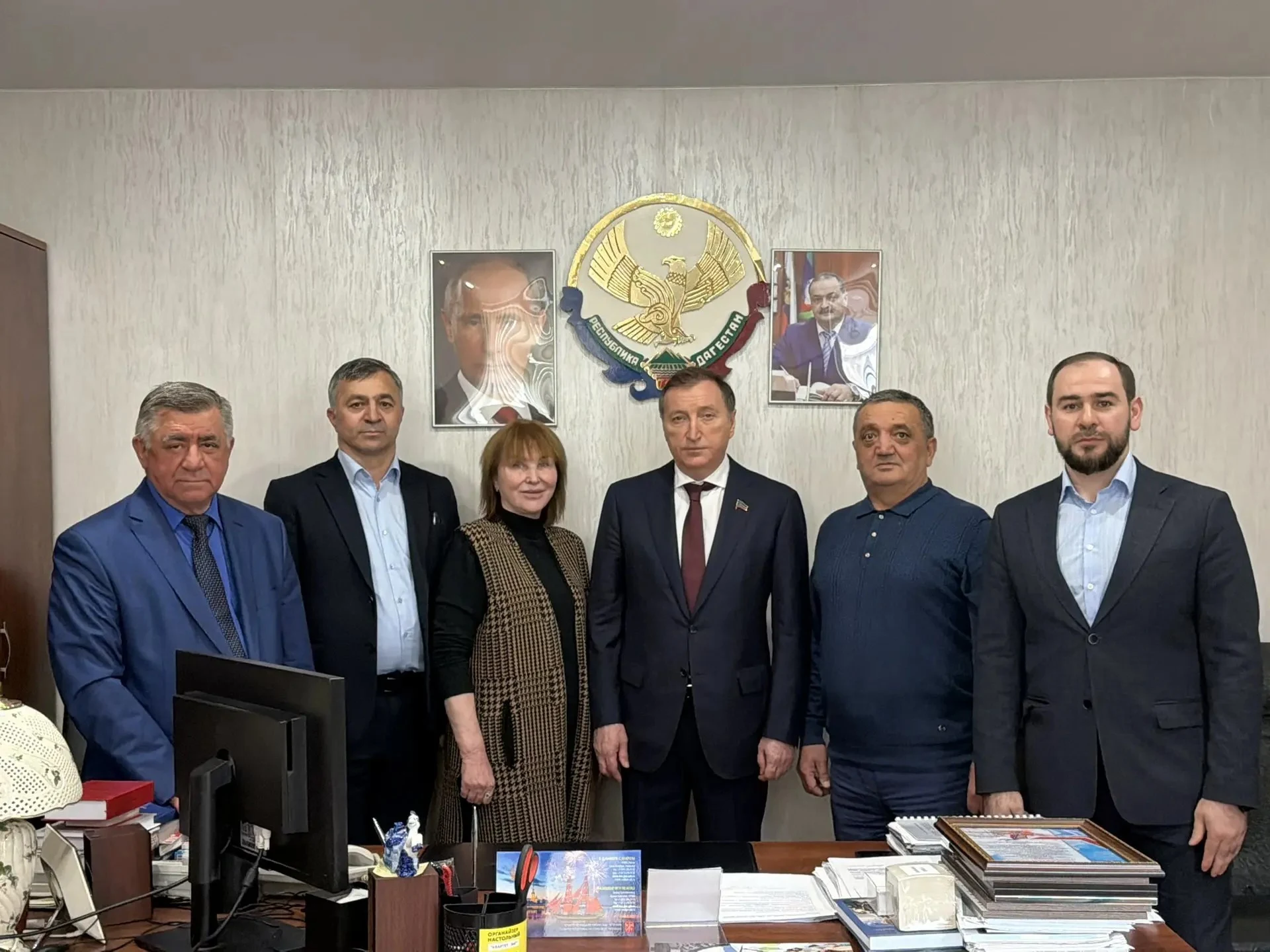 Заур Аскендеров наградил сотрудников Представительства Дагестана в Петербурге