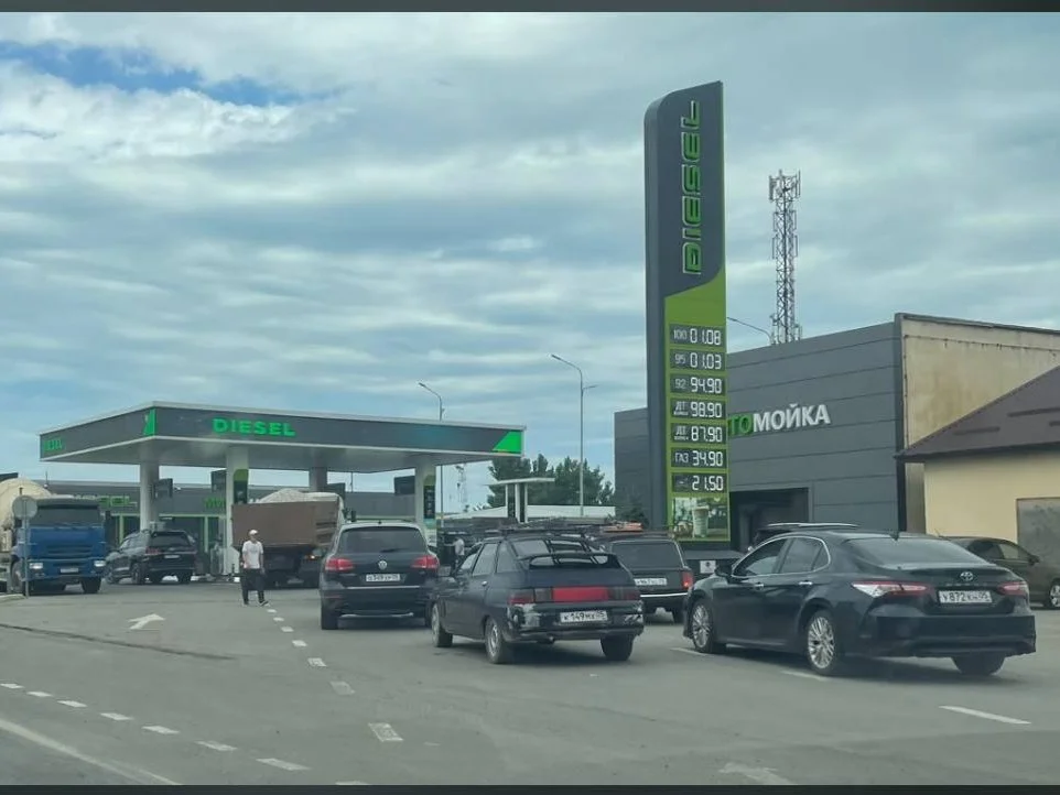 В Дагестане из-за перебоев с поставками топлива цены на бензин превысили отметку в 100 рублей за литр