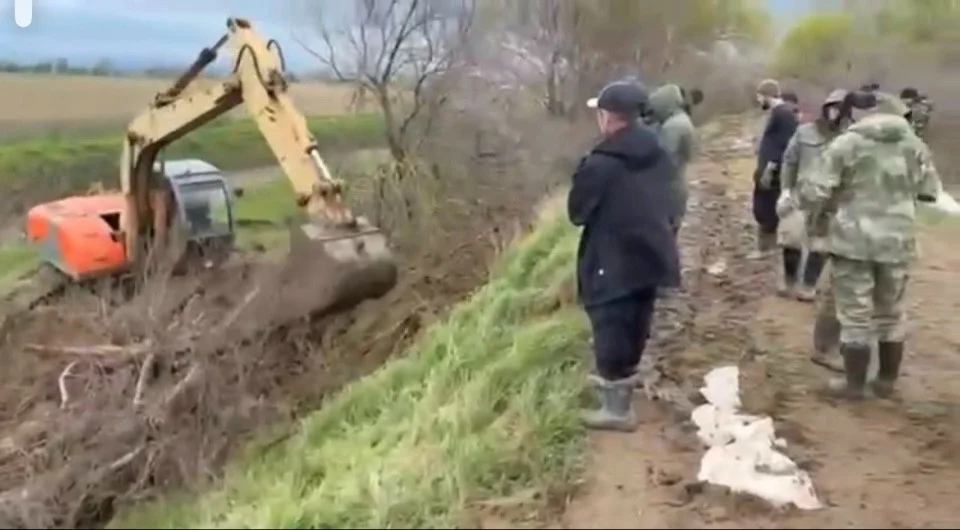 Депутат Госдумы РФ Сайгидпаша Умаханов направил технику для берегоукрепления в село Камыш-Кутан