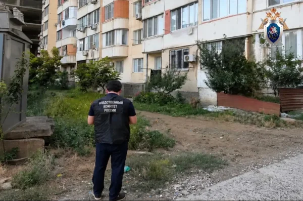 По факту гибели 4-летней девочки после падения из окна в Каспийске возбуждено уголовное дело