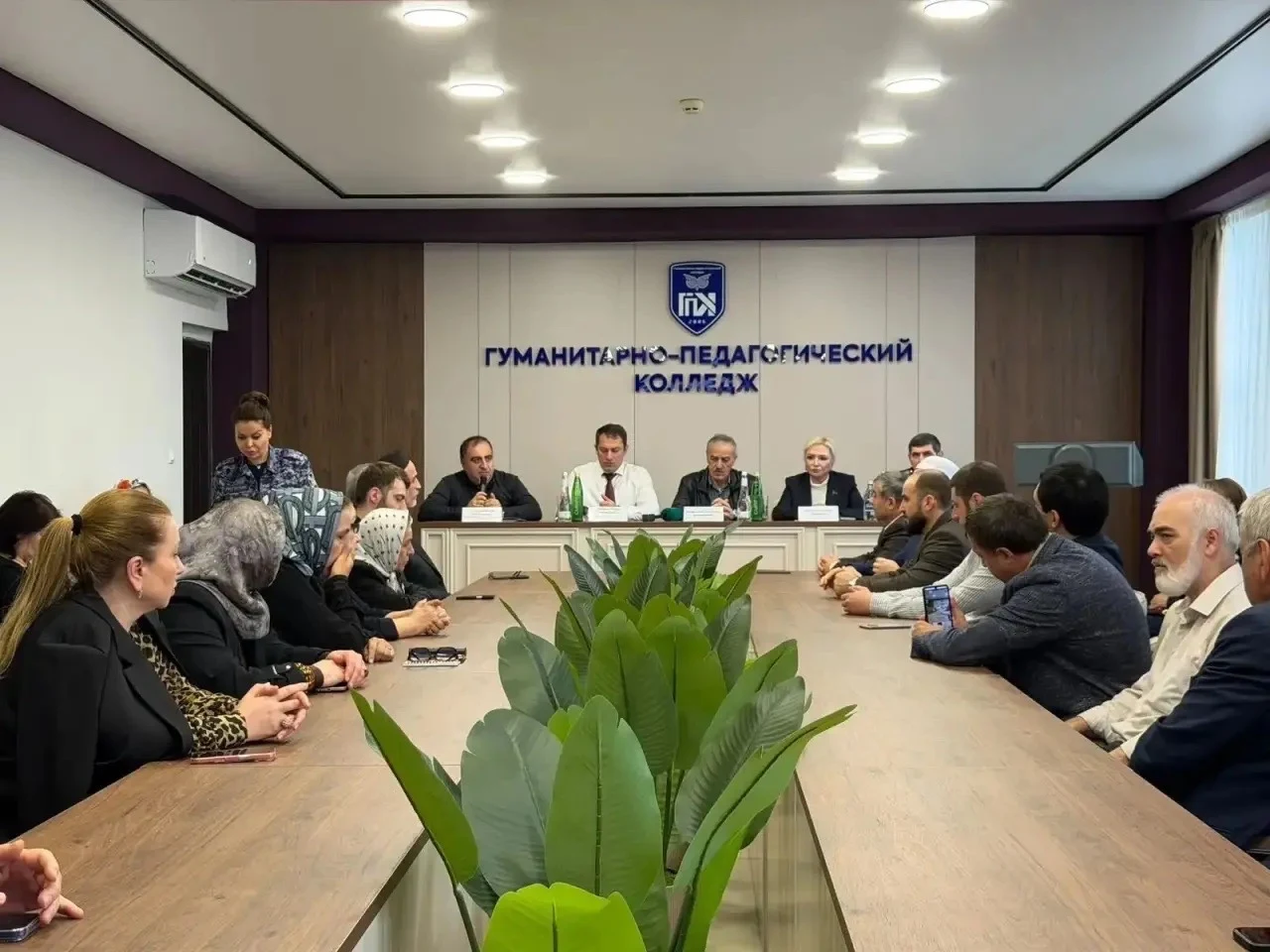 Нурбаганд Нурбагандов и Елена Павлюченко обсудили вопросы воспитания молодежи с коллективом педагогического колледжа в Махачкале
