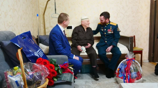 Глава Миннаца Дагестана и представитель ФАДН навестили ветерана Великой Отечественной войны Мусу Багаудинова