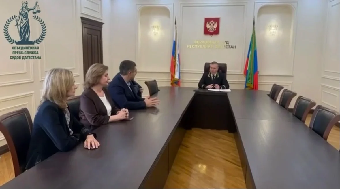 В Верховном Суде Дагестана представили нового судью и вручили удостоверения вновь назначенным коллегам
