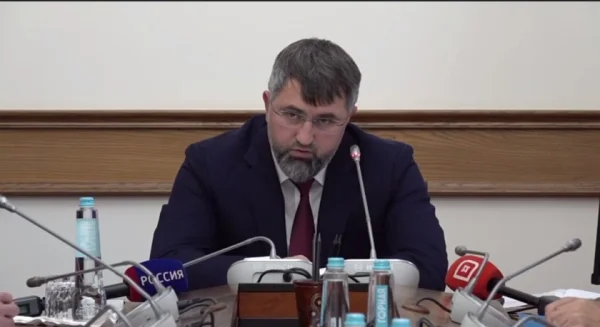 Магомед Рамазанов раскритиковал работу муниципалитетов по обеспечению жильем детей-сирот