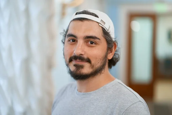 Forbes включил писателя из Дагестана Ислама Ханипаева в список тех, кто не попал в рейтинг «30 до 30» из-за возраста