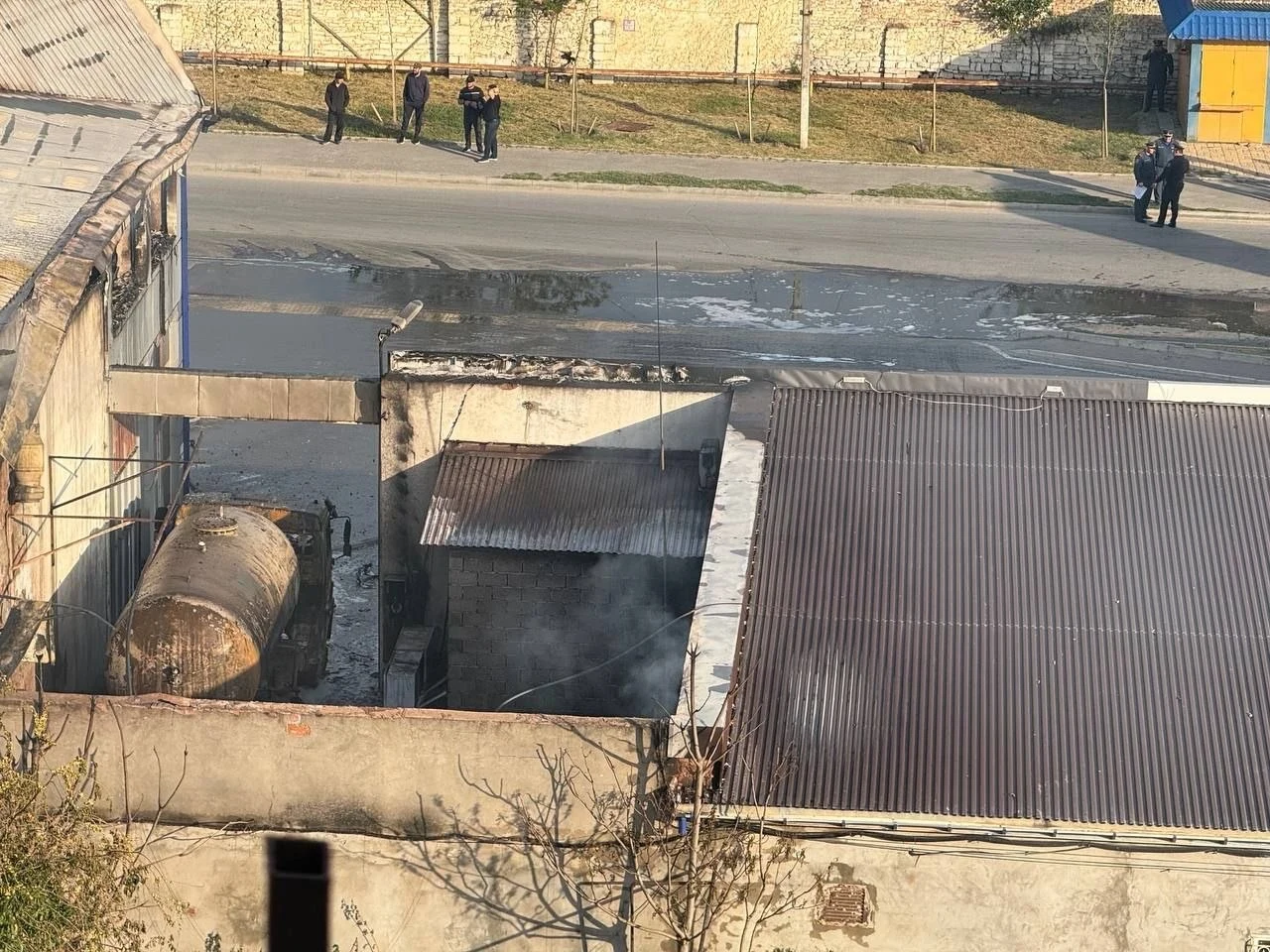 Предварительная причина пожара в Каспийске – загоревшийся автомобиль