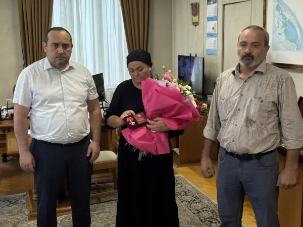 Глава Каякентского района вручил ордена Мужества родителям погибших участников СВО