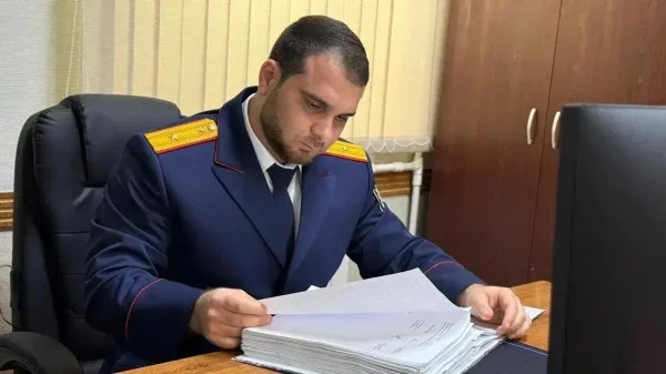 В Дербенте пьяный дебошир напал на полицейского и разбил патрульную машину