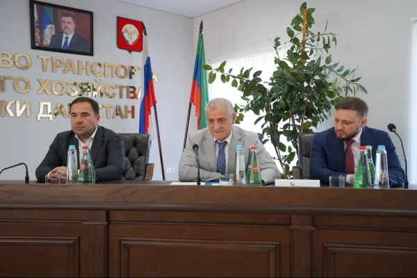 Коллективу Минтранса Дагестана официально представили нового руководителя Джамбулата Гаджиева