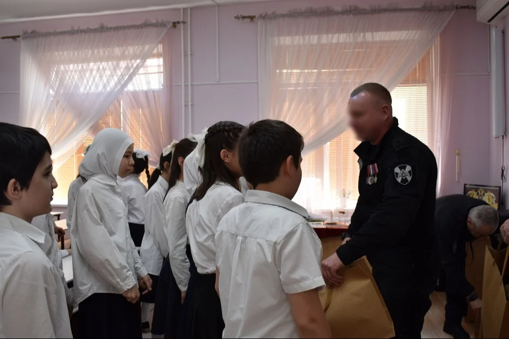 В Махачкале росгвардейцы встретились с будущими защитниками правопорядка