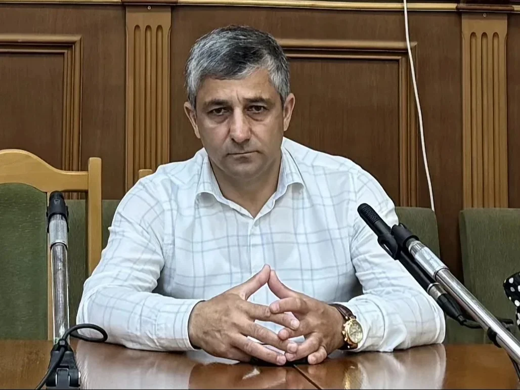 Коллективу администрации Каякентского района представили нового заместителя главы района