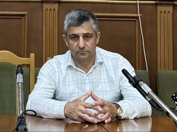 Коллективу администрации Каякентского района представили нового заместителя главы района