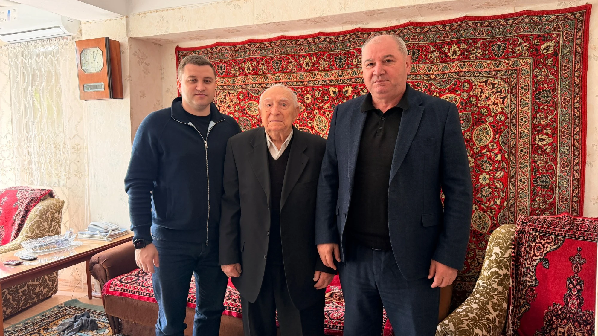 Депутат Госдумы РФ Артём Бичаев навестил ветерана ВОВ Юрия Петрухина