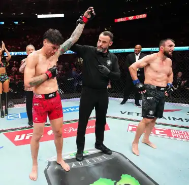 Дагестанский боец Муслим Салихов уступил чилийцу на турнире UFC в США