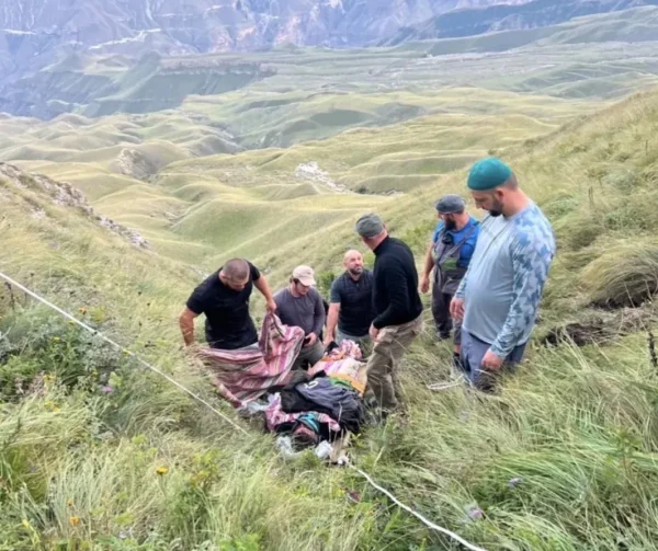 Легковой автомобиль упал с обрыва в горах Дагестана