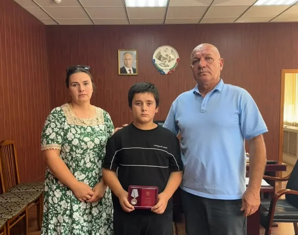Семье погибшего участника СВО из Курахского района передали медаль «За отвагу»
