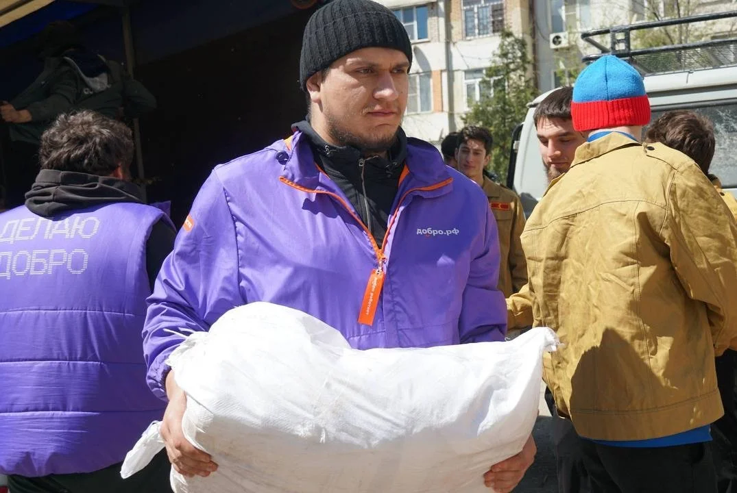 Волонтеры и спасатели продолжают ликвидацию последствий паводков в Дагестане