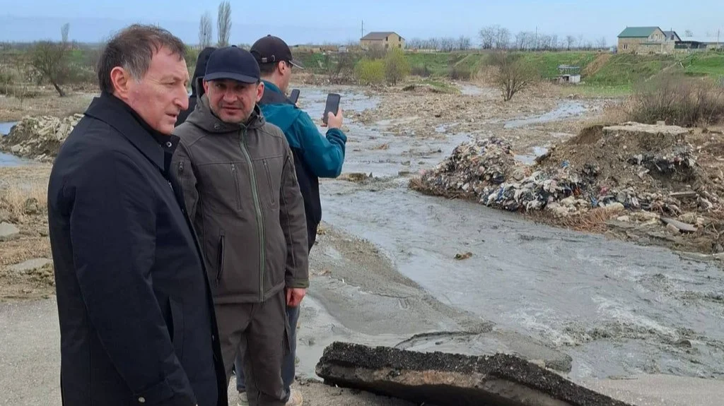 Заур Аскендеров посетил наиболее затопленные территории поселка Мамедкала Дербентского района