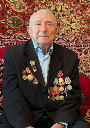 Председатель Правительства Дагестана Магомед Рамазанов поздравил с 99-летием ветерана ВОВ  Юрия Петрухина