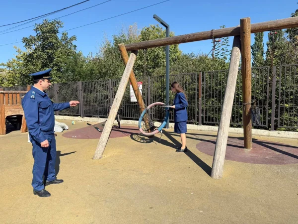 Прокуратура потребовала отремонтировать детскую площадку в сквере Хасавюрта