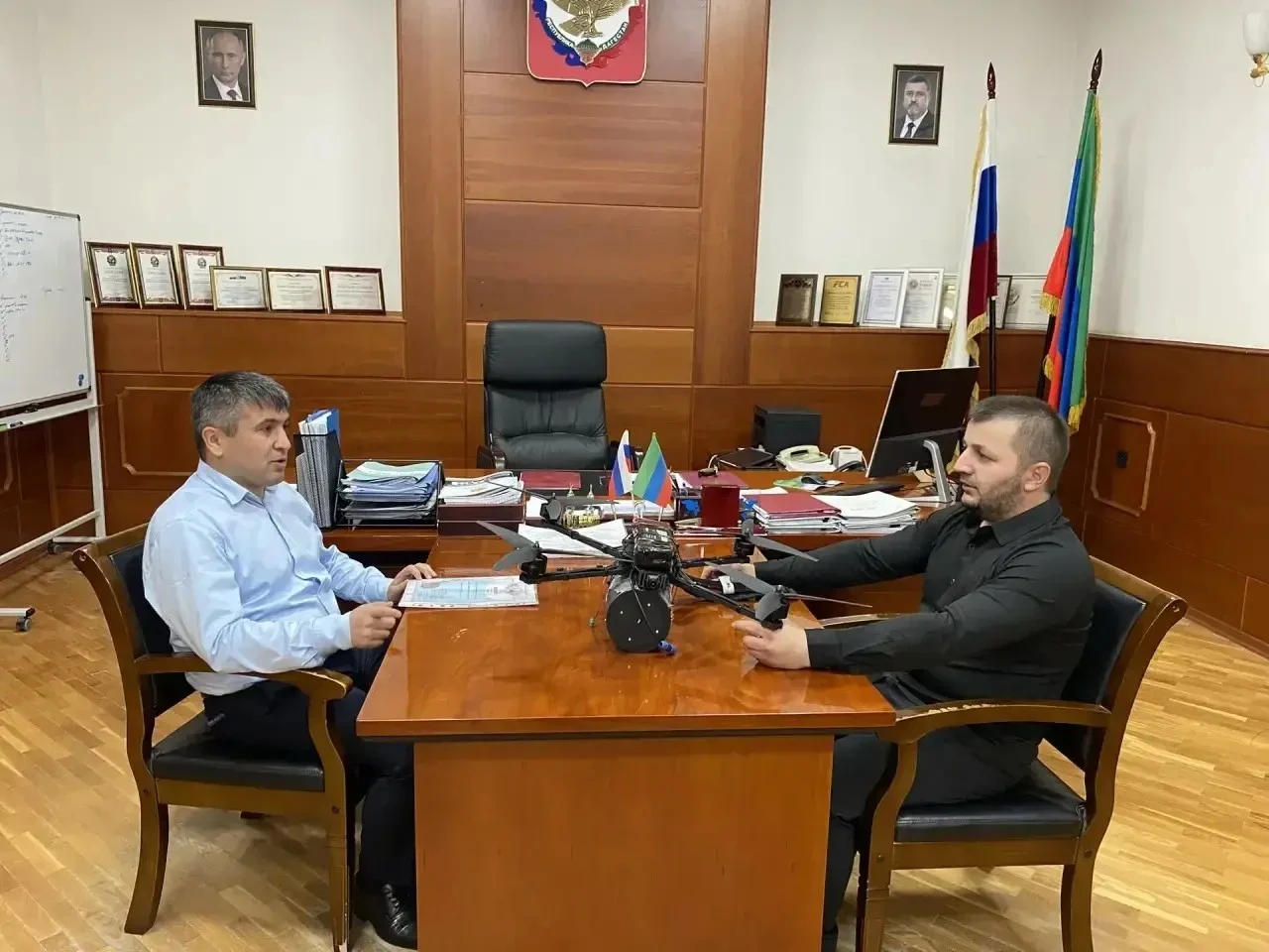 Глава Табасаранского района встретился с участником СВО Маллакурбаном Мурадовым