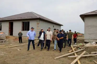 52 дома для пострадавших семей строят в Мамедкале – работы завершат к середине августа