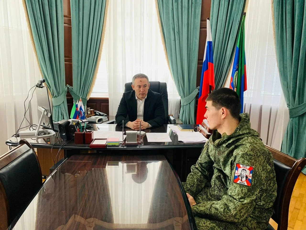 Власти Ногайского района провели встречу с участником СВО Исой Нурманбетовым