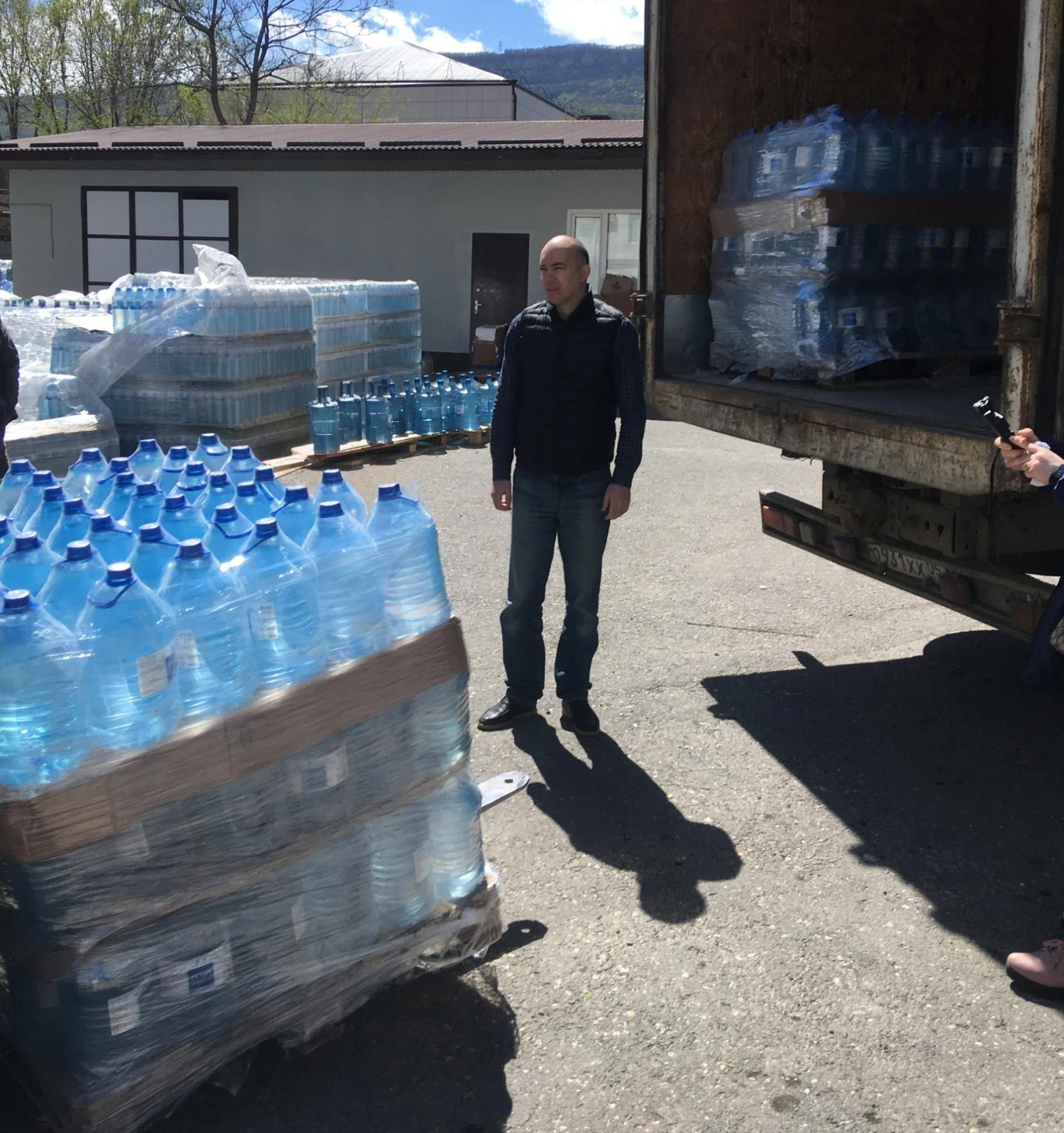 Вице-спикер Госдумы РФ Петр Толстой передал пострадавшему от стихии Дагестану генераторы и тонны воды