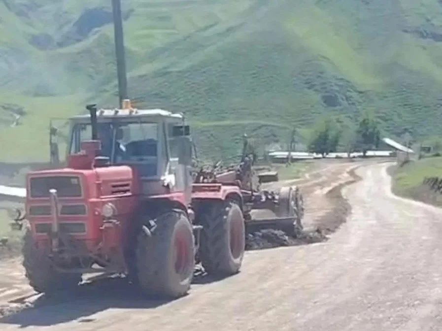 Депутат Девлетхан Алиев помог с подсыпкой дорог в сёлах Курахского района