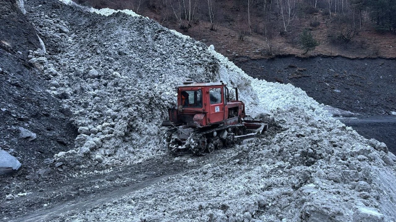 Лавина накрыла женщину с ребенком в горах Дагестана