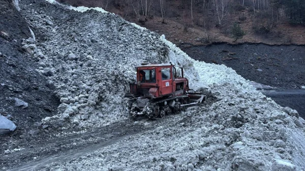 Лавина накрыла женщину с ребенком в горах Дагестана