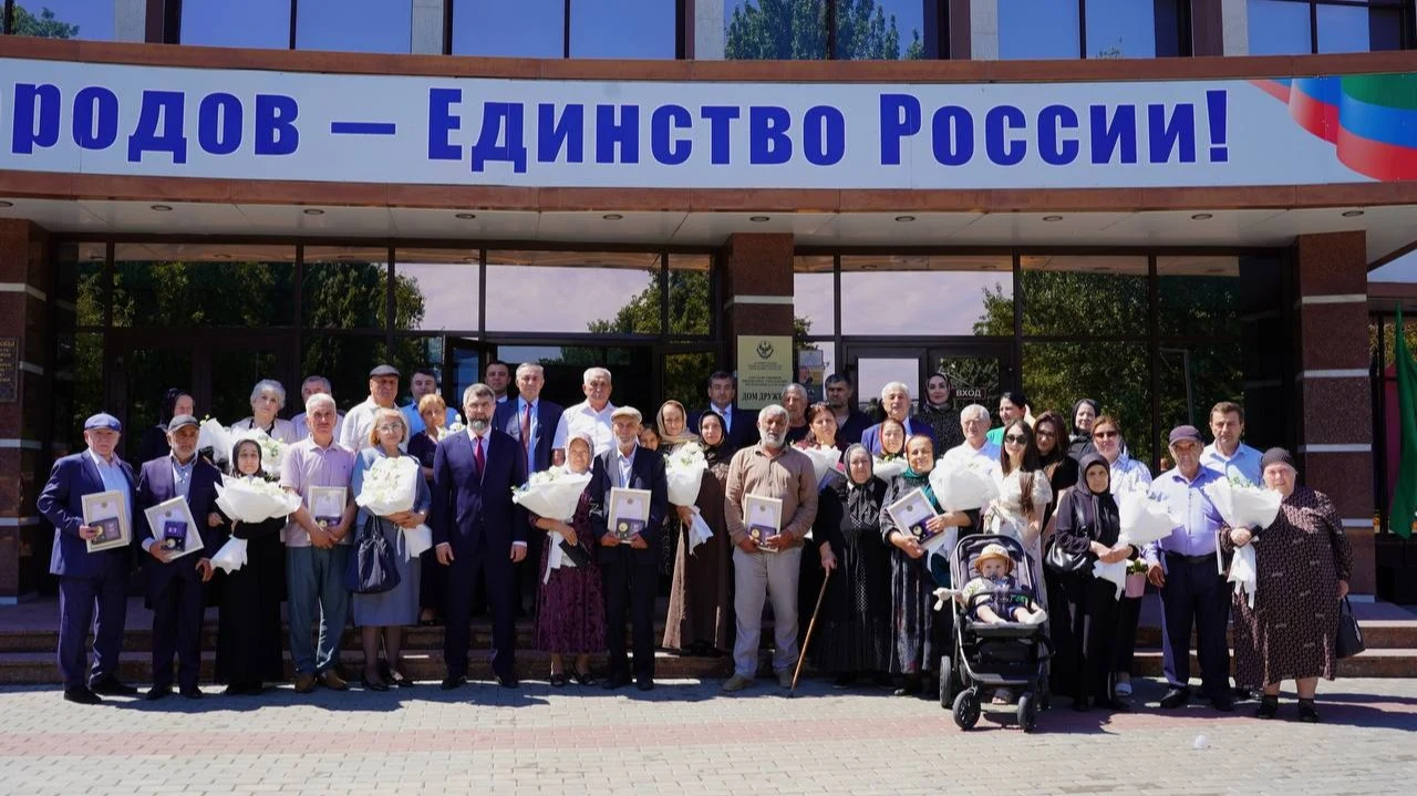 Магомед Рамазанов поздравил жителей республики с Днем многодетной семьи