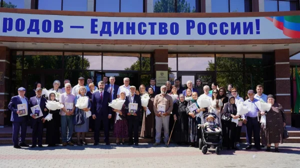 Магомед Рамазанов поздравил жителей республики с Днем многодетной семьи