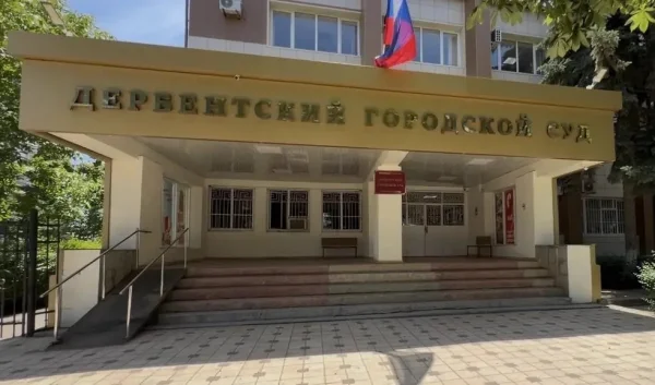 В Дербенте арестовали пьяного водителя, ударившего ножом инспектора ДПС