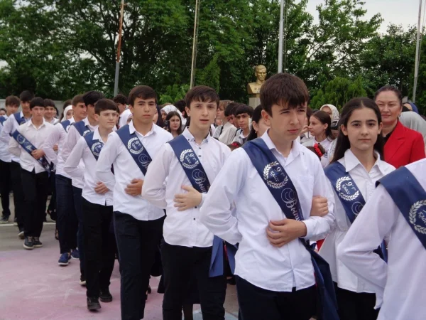 Для 1400 выпускников школ Кизилюртовского района прозвенел Последний звонок