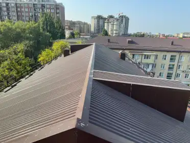 В Махачкале капитально обновлены крыши двух многоквартирных домов