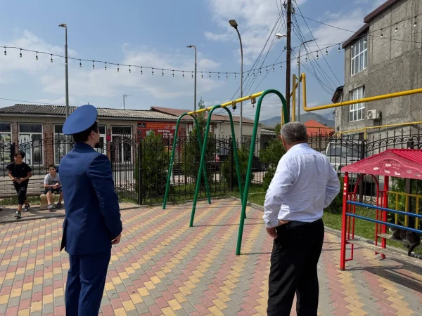 Прокуратура обязала чиновников администрации Ботлихского района провести ремонт аварийной детской площадки