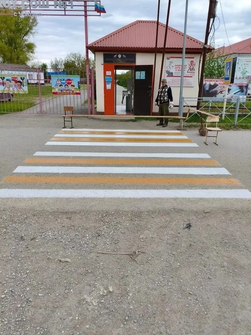 В образовательных учреждениях Кизилюртовского района обновляют пешеходные переходы