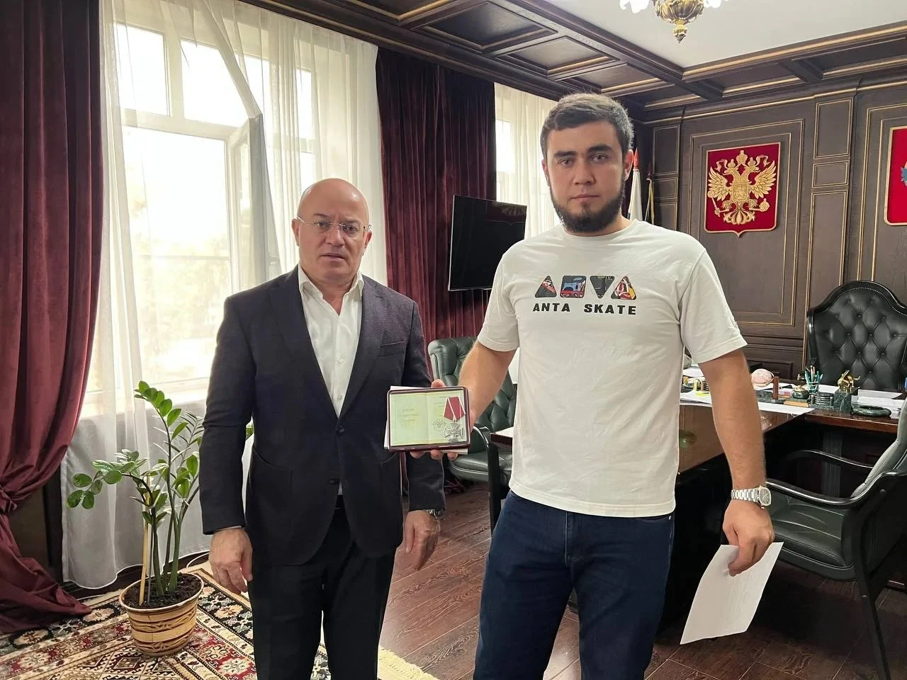 Власти Бабаюртовского района вручили госнаграды семьям погибших участников СВО