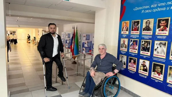 В Махачкале окажут помощь в установке пандуса для учителя с инвалидностью