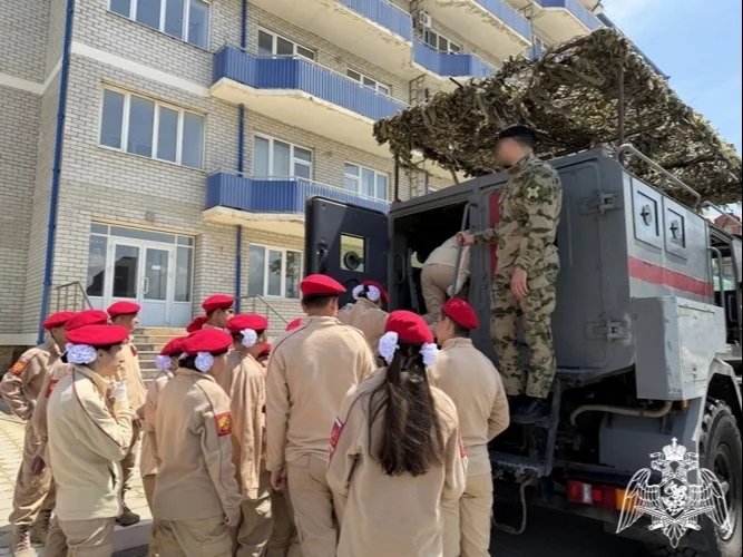 Юнармейцы из Кизляра посетили базу спецподразделений Росгвардии в Каспийске