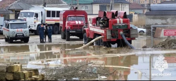 Спасатели МЧС России продолжают ликвидировать последствия непогоды в Дагестане