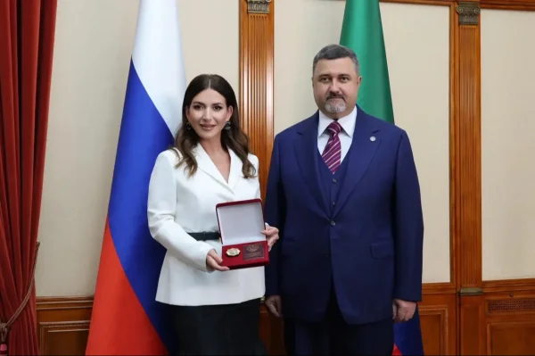 Федор Щукин наградил Жасмин почетным знаком «За милосердие и благодеяние»
