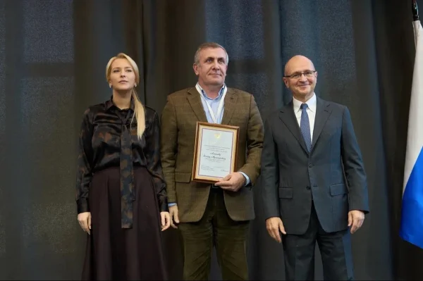 Замруководителя Администрации Президента РФ Сергей Кириенко вручил благодарность омбудсмену Дагестана Запиру Алхасову