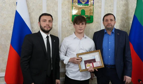 В Хасавюрте наградили медалистов, пересдавших ЕГЭ для улучшения результатов