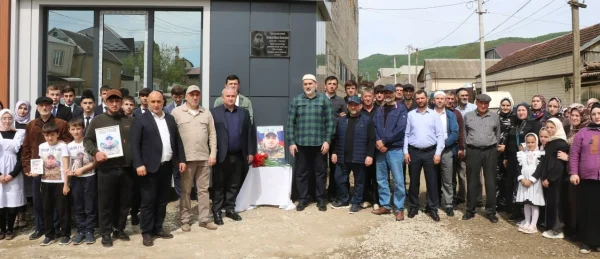 В Казбековском районе переименовали улицу и открыли мемориальную доску в честь погибших героев СВО
